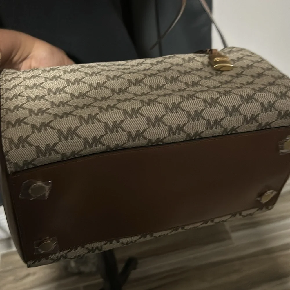 NWOT Michael Kors bag no signs of wear. Stickers are still on bottom.
